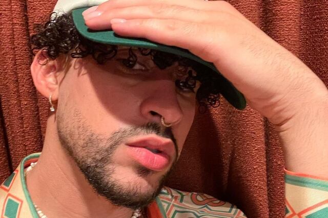 Bad Bunny dejó ver de más al usar pantalón blanco en concierto