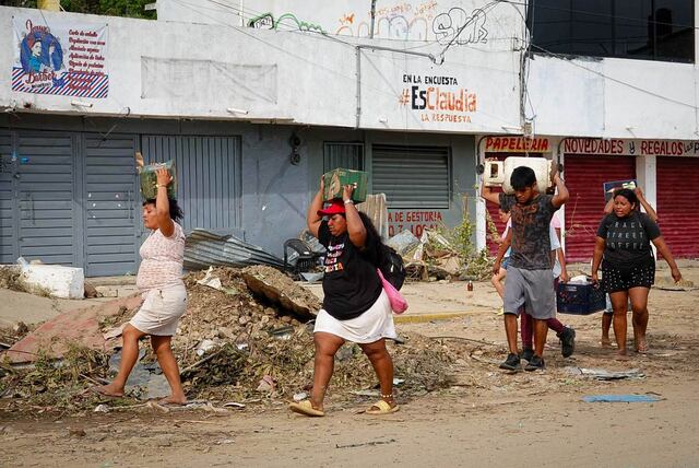 Afectados por huracán Otis marchan hacia Ciudad México para exigir más recursos