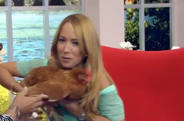 Gallina pone en aprietos a Alexandra Fuentes
