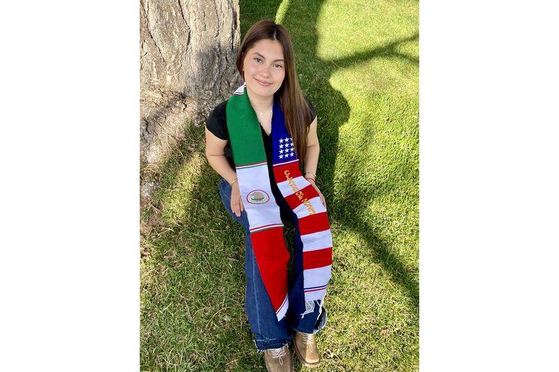 Naomi Peña Villasano posa con una chalina con las banderas de México y EU que las autoridades escolares de Colorado le prohibieron usar en la ceremonia de graduación de su secundaria. (Foto, Daisy Jasmin Estrada Borja vía AP)