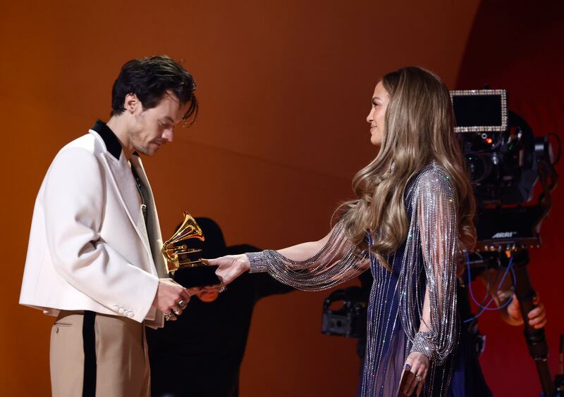 LOS ANGELES, CALIFORNIA - FEBRUARY 05: (FOR EDITORIAL USE ONLY) (L-R) Harry Styles and Jennifer Lopez speak onstage during the 65th GRAMMY Awards at Crypto.com Arena on February 05, 2023 in Los Angeles, California. (Photo by Frazer Harrison/Getty Images)