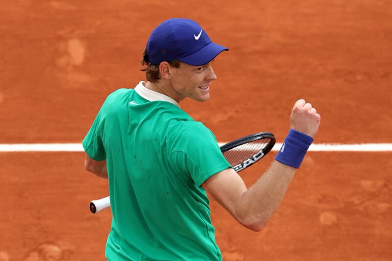 Jannik Sinner venció a Novak Djokovic 6-4, 7-5, 7-6(3).