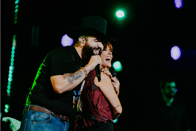 Carín León se convierte en el primer cantante de música regional mexicana que se presenta en el Choliseo