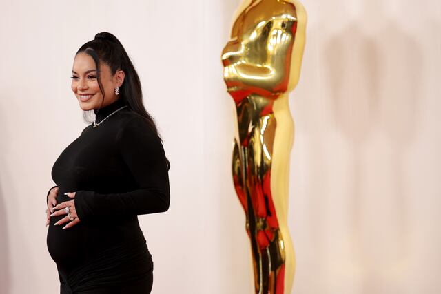 Vanessa Hudgens anuncia su embarazo en alfombra roja de los Oscars 2024