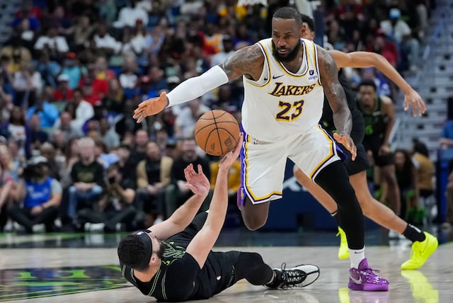 Triple-doble de LeBron James ayuda a Lakers a vencer a Pelicans y habrá revancha en el play-in