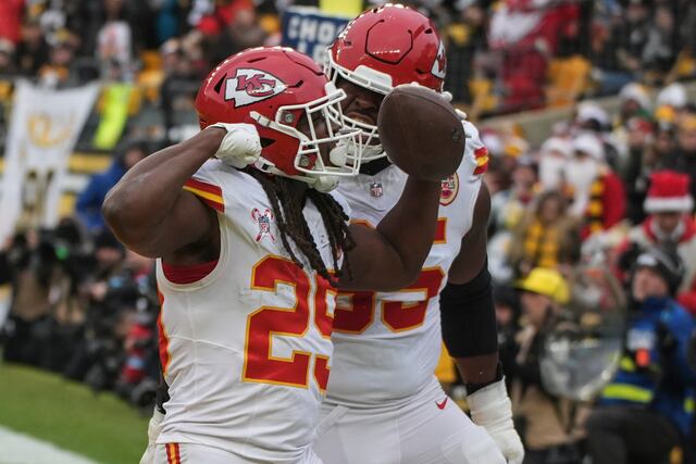 Mahomes lanza para 3 touchdowns y Chiefs aseguran el primer puesto de la Americana al doblegar a Steelers