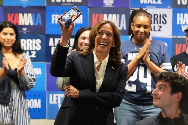 La candidata presidencial demócrata, Kamala Harris, sostiene un teléfono mientras comparte con voluntarios en la sede del Comité Nacional Demócrata el día de las elecciones en Washington. (Foto AP/Jacquelyn Martin)