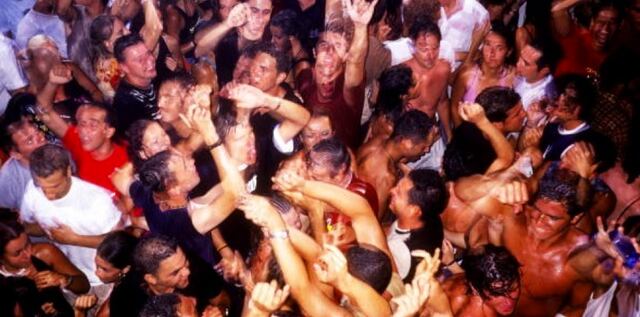 Profesor es despedido por tener una relación con estudiante y obligar a sus alumnos a salir de fiesta