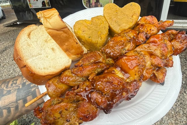 Mofongo en forma de corazón y pinchos