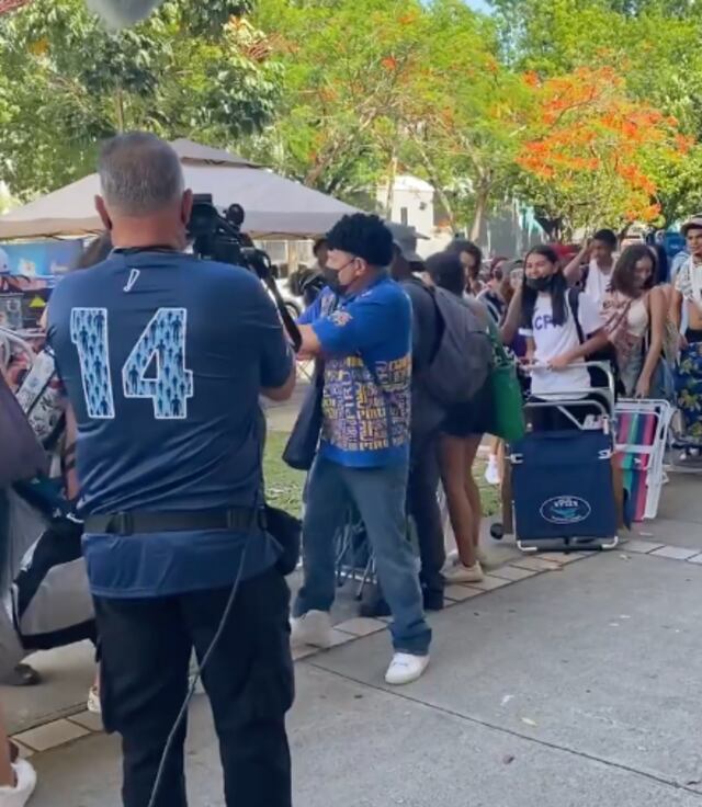 Raymond Arrieta trata de “colarse” en la enorme fila para boletos de Bad Bunny