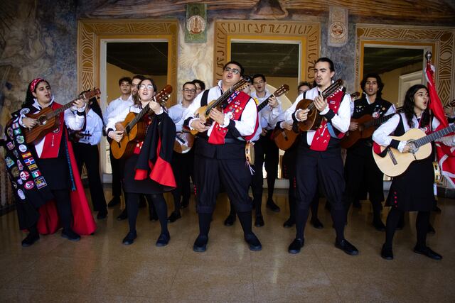La Tuna UPR da la bienvenida a la Navidad con música, alegría e historia