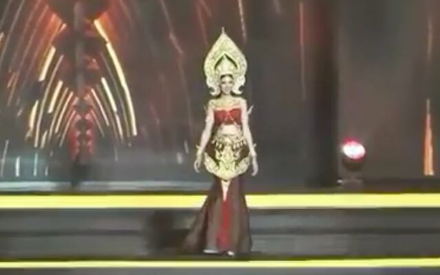 Candidata Miss Grand Tailandia se cae dos veces durante su pasarela