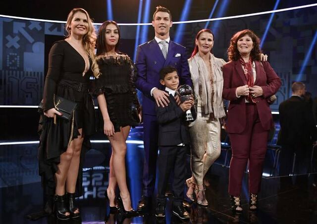 FOTO. CR7 celebra con su familia su nueva etapa futbolística