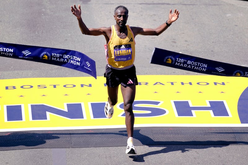 El etiope Sisay Lemma cruza la meta para ganar el Maratón de Boston el lunes 15 de abril del 2024.