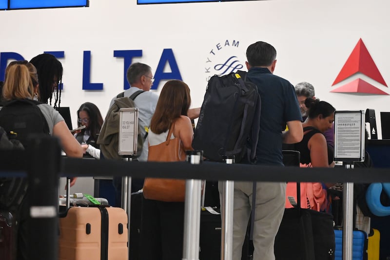 Filas del aeropuerto Luis Muñoz Marin. Carolina. Metro PR 1 de abril de 2026