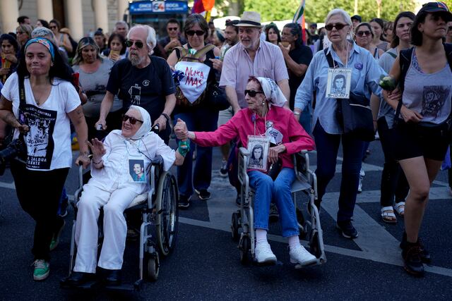 Madres de Plaza de Mayo prometen “resistencia y combate” contra Milei en Argentina