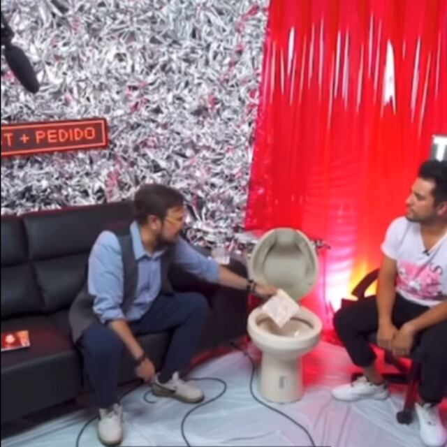 ¿Falta de respeto? Aleks Syntek tira al inodoro disco de Karol G