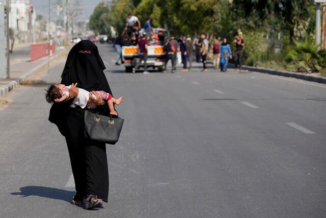 Civiles palestinos relatan huida aterradora a pie entre tanques israelíes