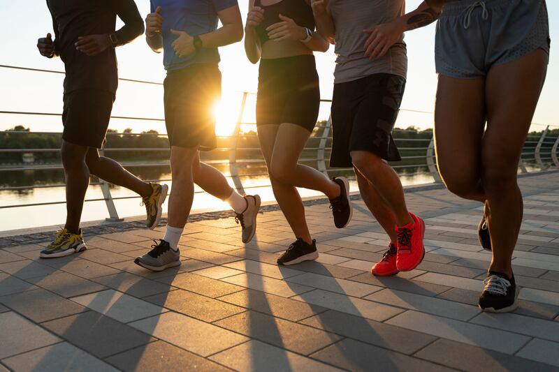 Con cerca de 200 carreras al año, los running clubs transforman las calles de la ciudad en pistas y en nuevas formas de conectar con otras personas.