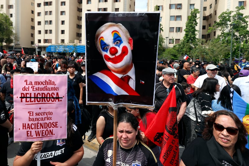 Personas se manifiestan en conmemoración del séptimo aniversario del estallido social en Chile, este domingo, en Santiago (Chile). EFE/ Elvis González