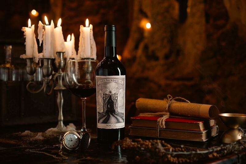 Es un vino edición limitada que fusiona la vinicultura, la alta gastronomía y el arte visual de una manera única y profundamente puertorriqueña.