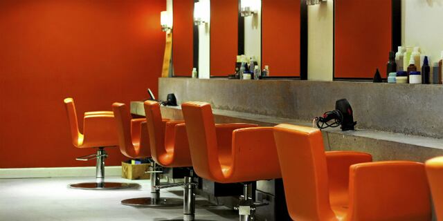 Incendio en salón de belleza causa pánico entre clientas