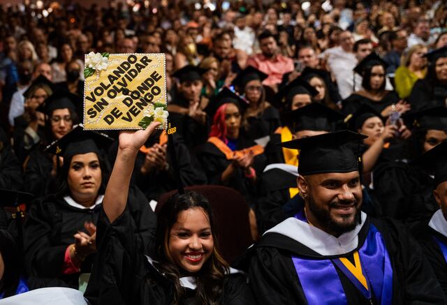 Universidad Central de Bayamón gradúa a 145 nuevos profesionales