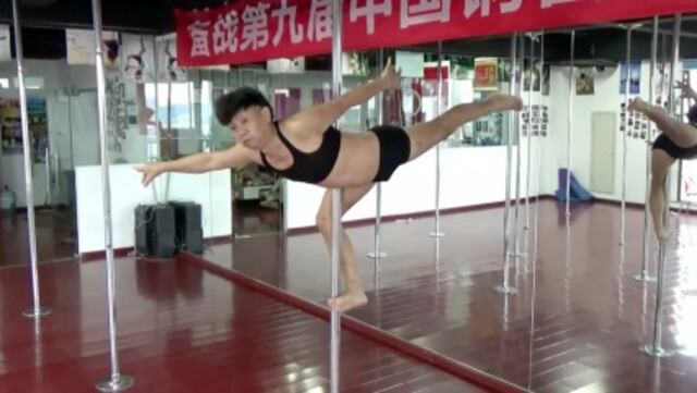 Abuelo causa furor por bailar pole dance