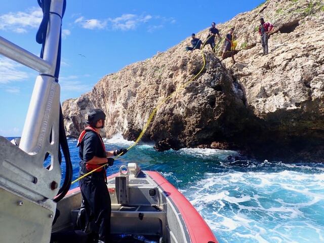 Rescatan a 12 haitianos abandonados por contrabandistas en isla Monito