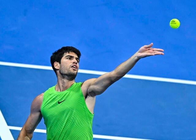 Carlos Alcaraz remonta a Karen Khachanov y avanza a semifinales en Doha