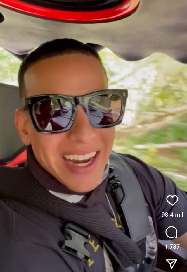 DY chinchorrea por Guavate escuchando su nuevo álbum