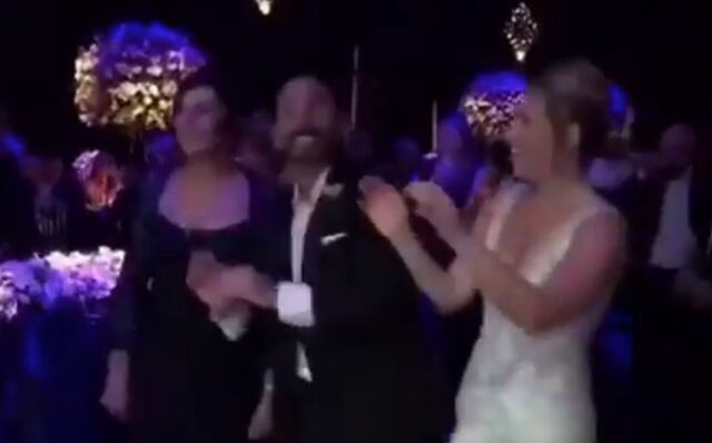 DURA pone a bailar a recién casados e invitados en su boda