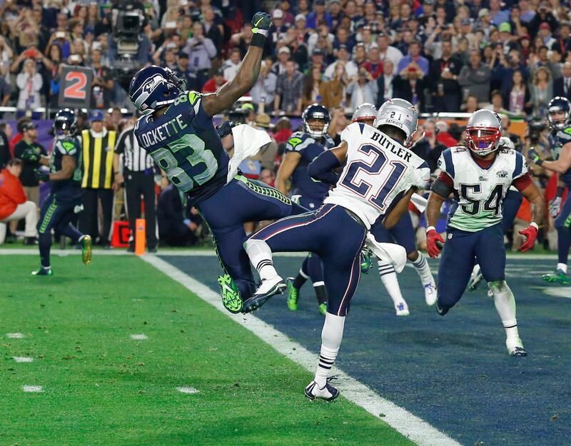 Fotografía de archivo del 1 de febrero de 2015 en la que se ve al strong safety de los New England Patriots, Malcolm Butler (c), al realizar una intercepción al chocar con el wide receiver de los Seattle Seahawks, Ricardo Lockette (i), en los últimos segundos del Super Bowl XLIX entre los New England Patriots y los Seattle Seahawks en el University of Phoenix Stadium en Glendale, Arizona (EE.UU.). EFE/TANNEN MAURY