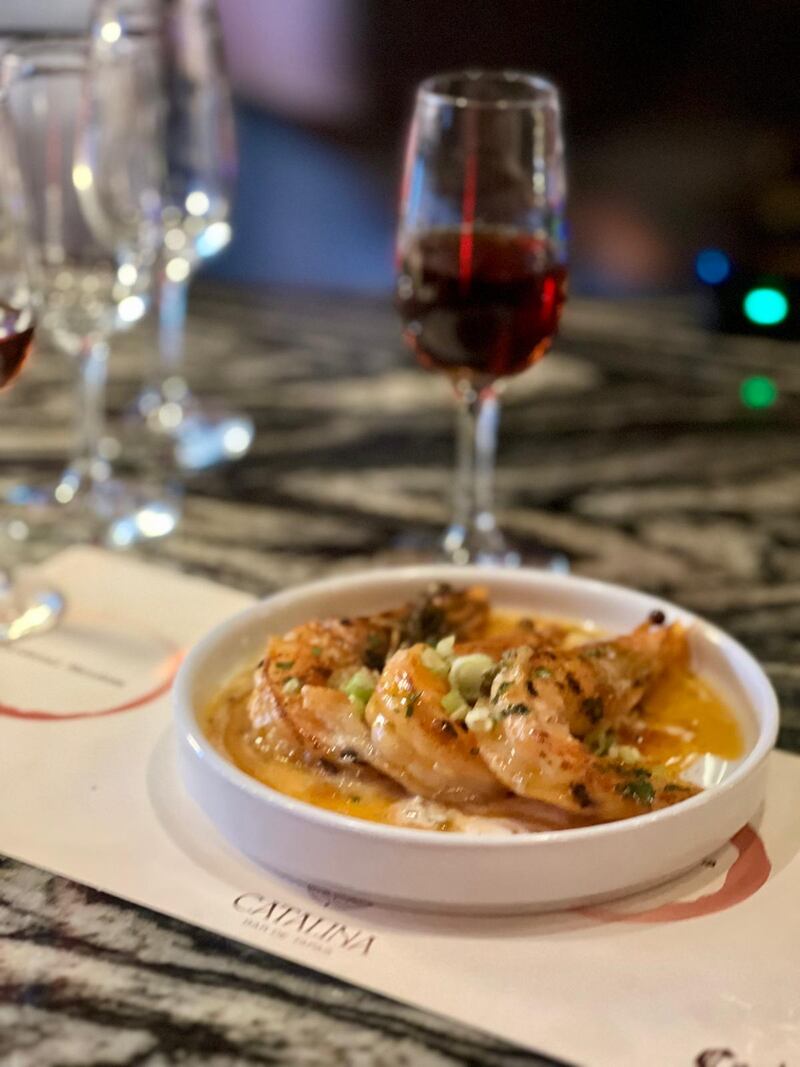 Gambas al ajillo en maridaje con Cardenal Mendoza Nebulis. Foto Lynet Santiago Túa