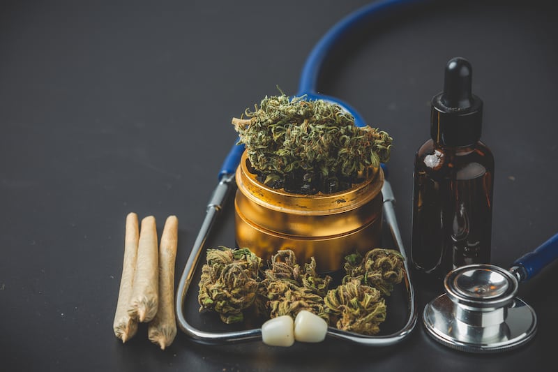 El debate alrededor del impacto que el cannabis y sus derivados tienen en la salud de las personas es muy amplio. Foto: Freepik.