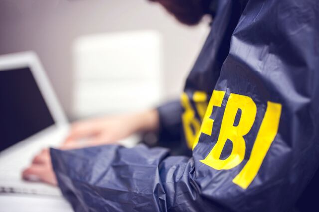 Piratas informáticos proiraníes filtran datos privados del director del FBI