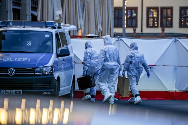 Automóvil impacta peatones y causa dos muertes en Alemania
