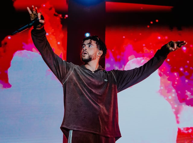 Bad Bunny podría encabezar el espectáculo de medio tiempo en el Super Bowl 2024