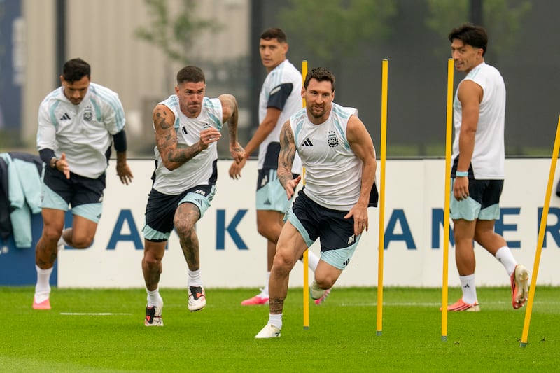 Lionel Messi y otros jugadores de la selección Argentina durante su entrenamiento en el Columbia Park Training Facility para preparar la final del Mundial 2026 frente a España. EFE/Ángel Colmenares