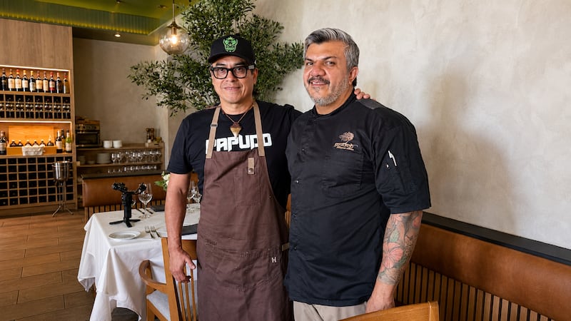 En el restaurante Sottovento, chef Carlos Gaytán compartirá cocina con el chef residente Yasser Rodríguez (derecha) en un menú diseñado para contar parte de esa historia personal que lo lleva por el mundo.