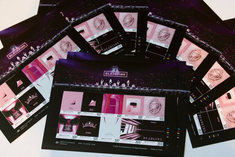 SEÚL (Corea del Sur, Seúl), 15/06/2026.- Sellos conmemorativos del grupo femenino de K-Pop BLACKPINK se exhiben en una mesa en la sede de Correos de Corea en Seúl, Corea del Sur, el 15 de junio de 2026.
EFE/EPA/JEON HEON-KYUN