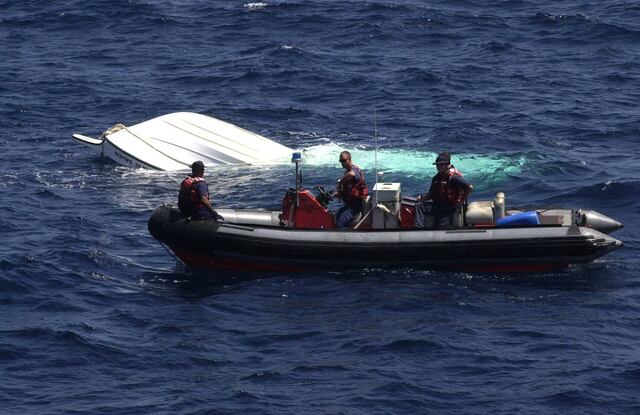 Rescatan cinco personas que navegaban en Canal de la Mona