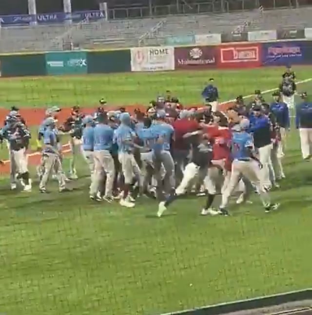 VIDEO: Se forma pelea entre jugadores en partido de los Cangrejeros vs. Indios