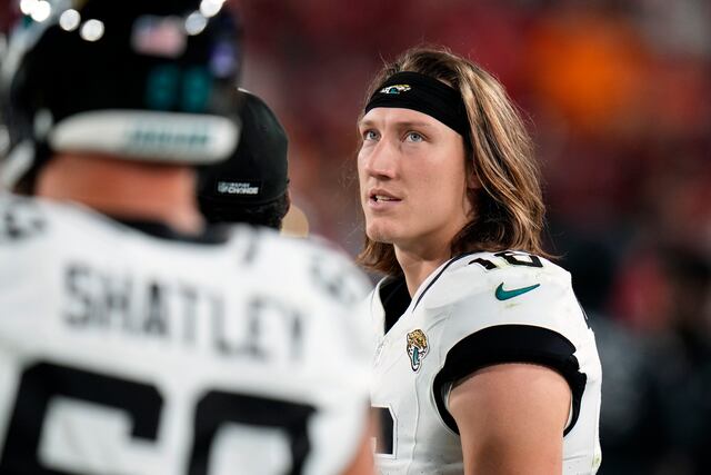 Jaguars descartan a Lawrence por esguince en su hombro de lanzar