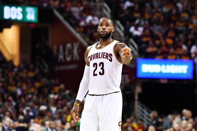 Expulsan fanático por discutir con LeBron