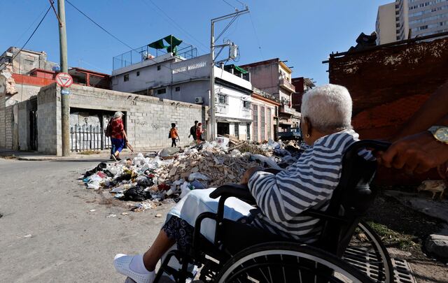 “Todos los días está peor”: La basura se desborda en las calles en Cuba por la falta de gasolina