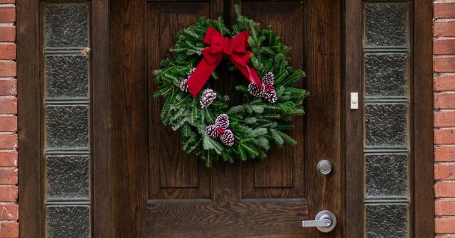 3 ideas sencillas para decorar tu puerta en Navidad: son ideales para avivar el espíritu festivo