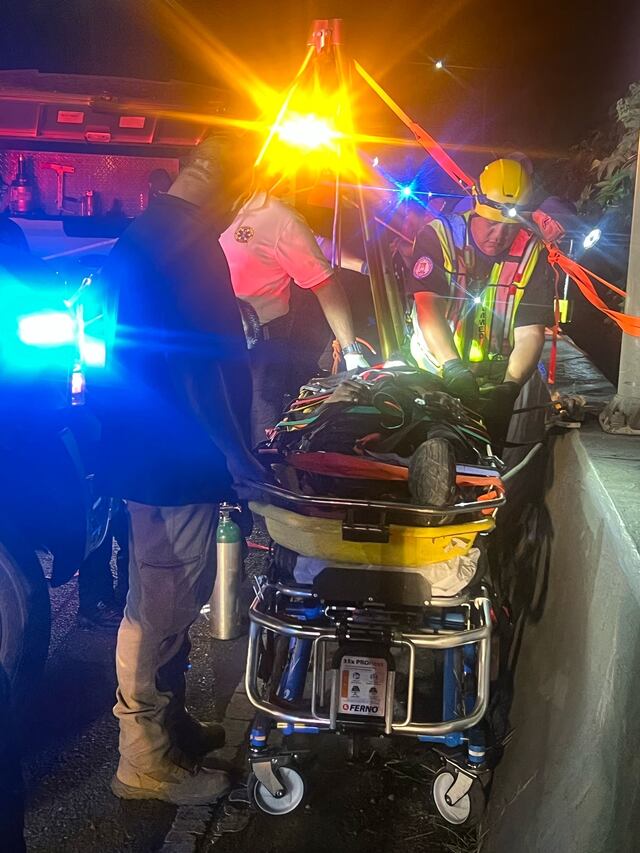 Rescatan a hombre que cayó de puente en la autopista PR-22 en la zona de Cataño