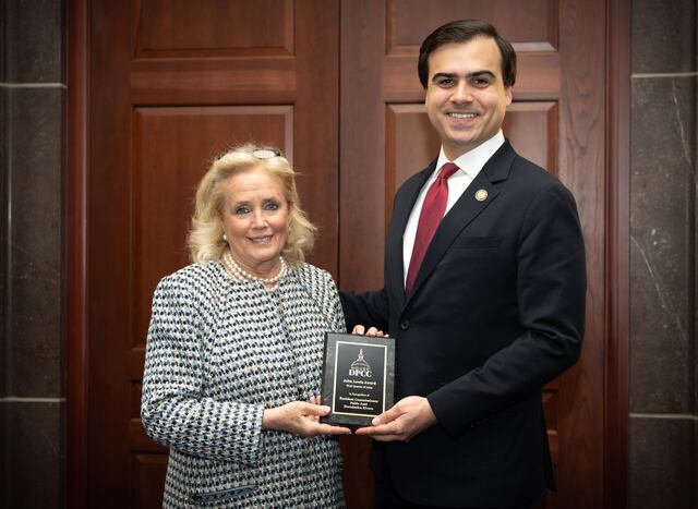Reconocen al comisionado residente Pablo José Hernández con el Premio John Lewis