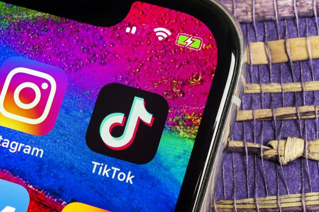 Advierten sobre peligroso reto de alcohol en Tik Tok que está de moda entre jóvenes